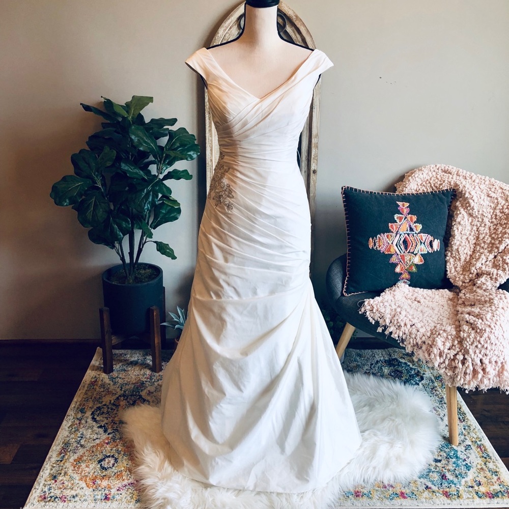 🎉HP🎉David’s Bridal Off The ShoulderWedding Dress